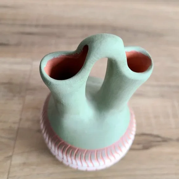 Navajo hand made pottery red clay wedding vase signed by artist. - Picture 9 of 9